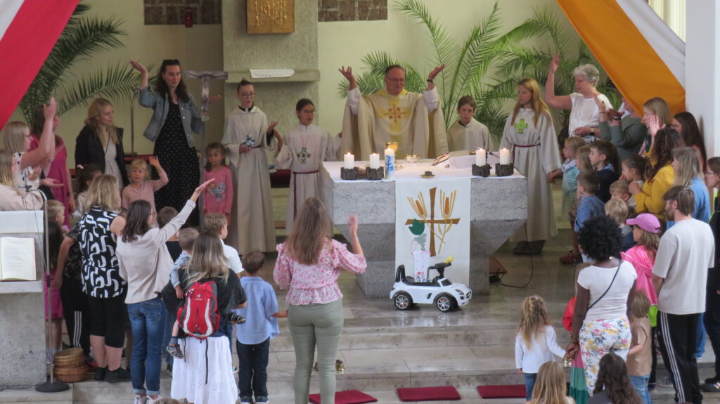 Das aktuelle Bild hat keinen Alternativtext. Der Dateiname ist: 2-Einweihung-Sommerfest-scaled.jpg