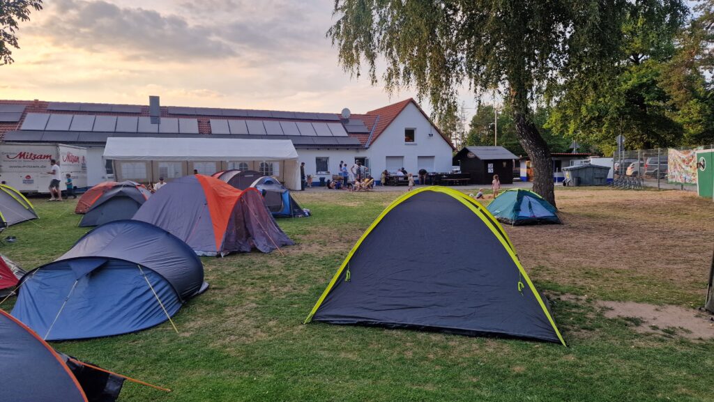 Das aktuelle Bild hat keinen Alternativtext. Der Dateiname ist: 3-Vater-Kind-zelten-foto-scaled.jpg