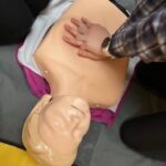 Das aktuelle Bild hat keinen Alternativtext. Der Dateiname ist: 5-Erst-Hilfe-Kurs.jpg