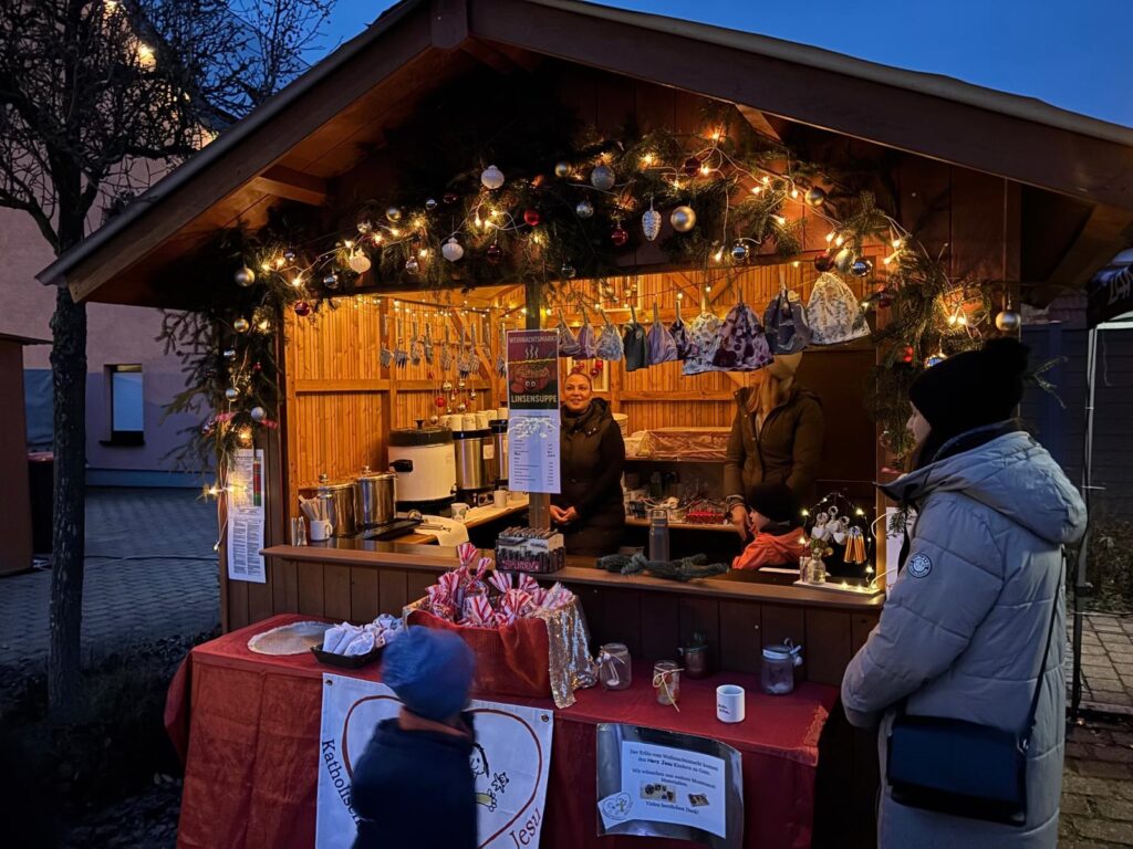 Das aktuelle Bild hat keinen Alternativtext. Der Dateiname ist: 7-Weihnachtsmarkt.jpg